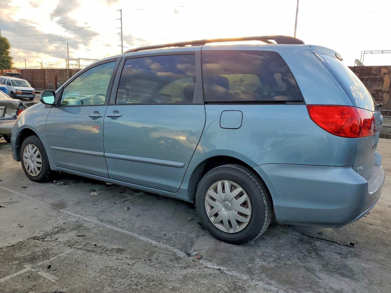 2007 TOYOTA SIENNA CE photo 2
