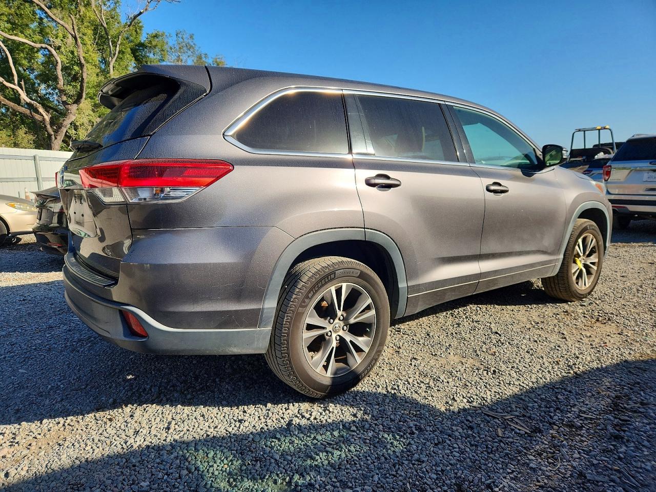 2018 TOYOTA HIGHLANDER LE photo 5