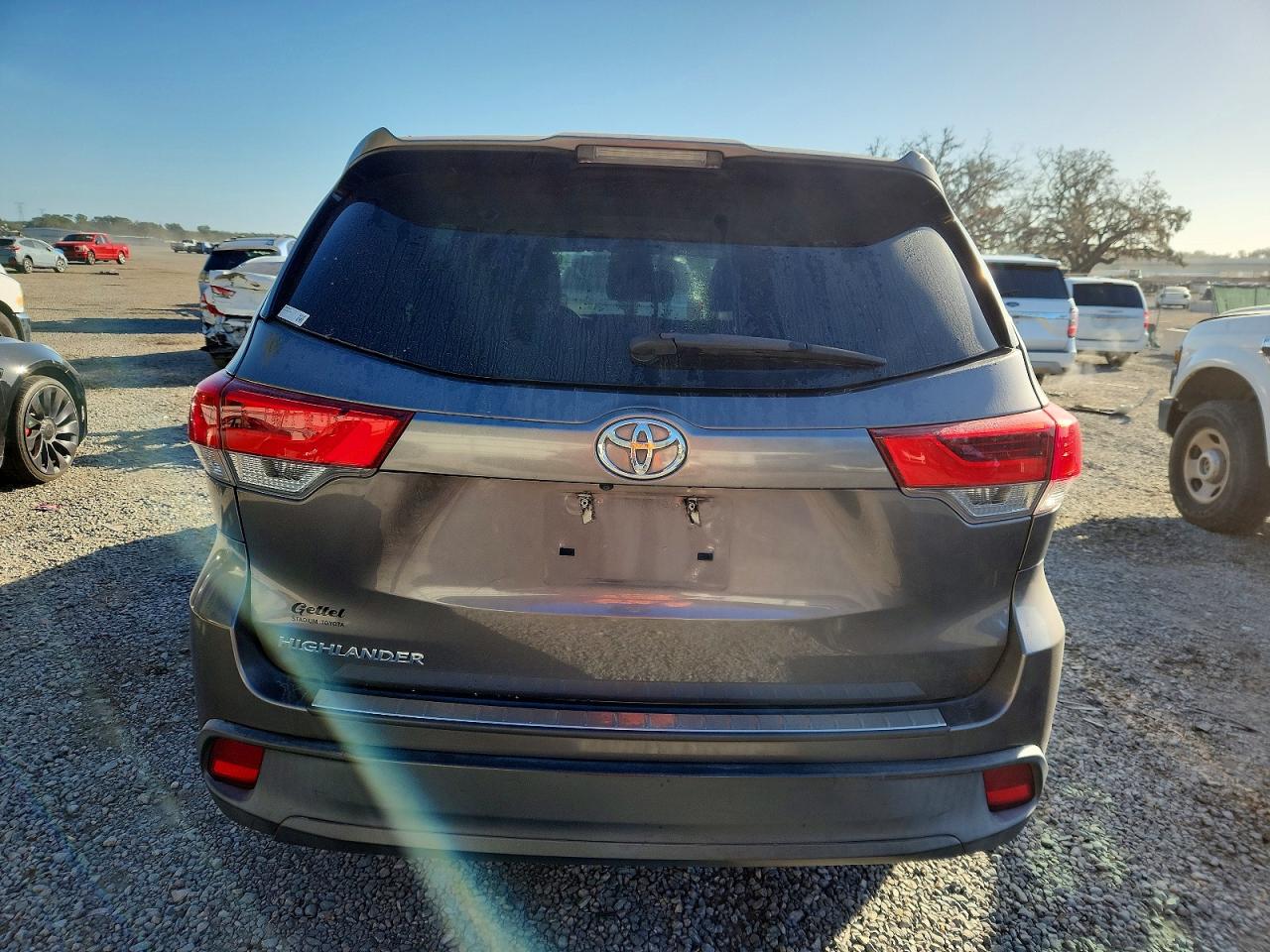 2018 TOYOTA HIGHLANDER LE photo 11