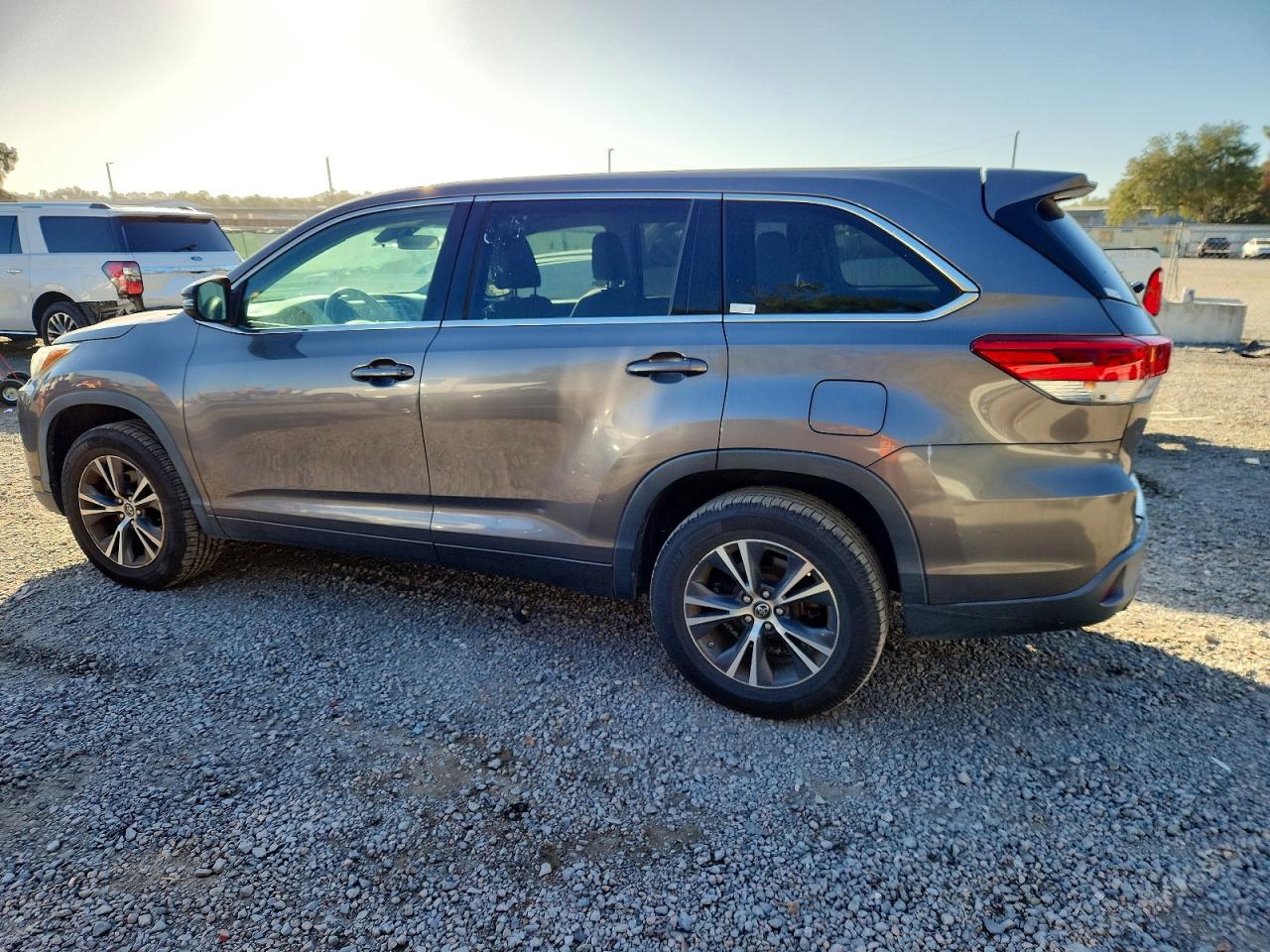 2018 TOYOTA HIGHLANDER LE photo 3