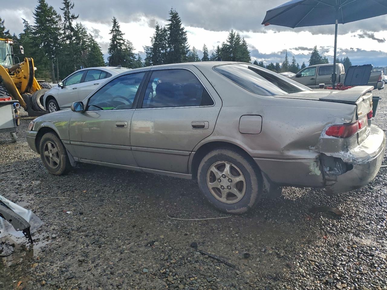 1997 TOYOTA CAMRY LE photo 2