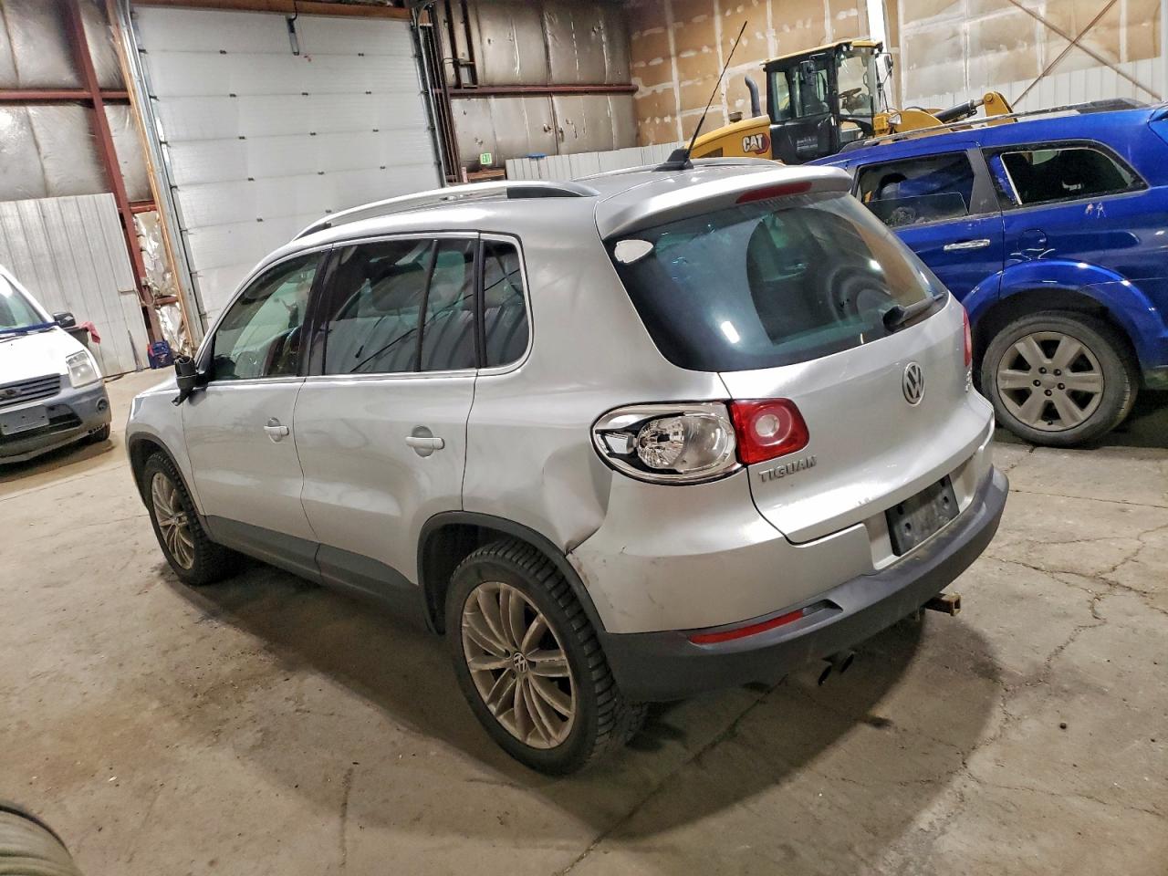 2011 VOLKSWAGEN TIGUAN S photo 2
