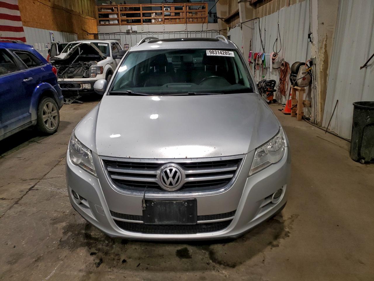 2011 VOLKSWAGEN TIGUAN S photo 5