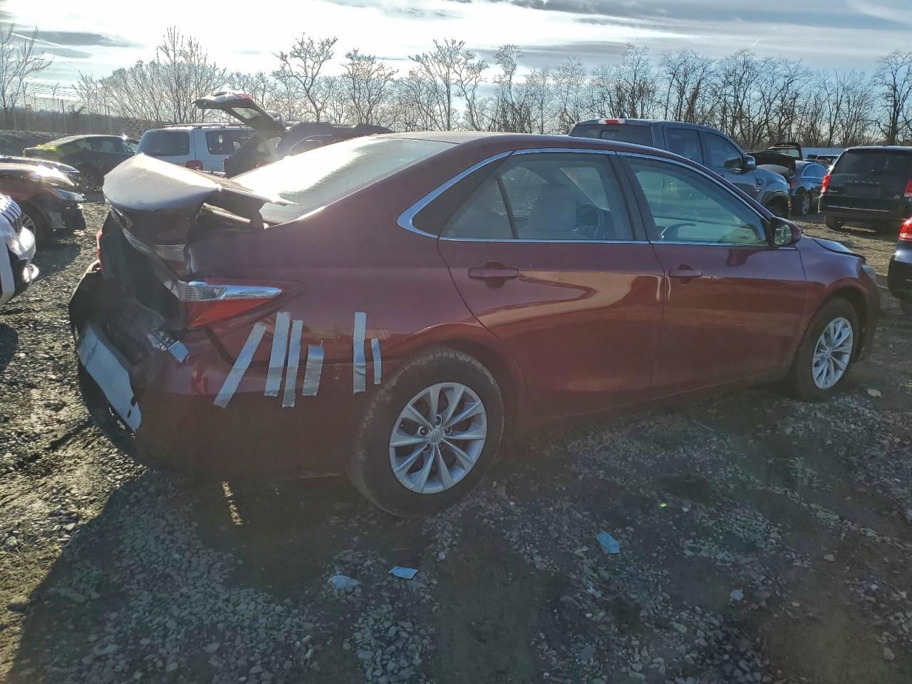 2016 TOYOTA CAMRY LE photo 3