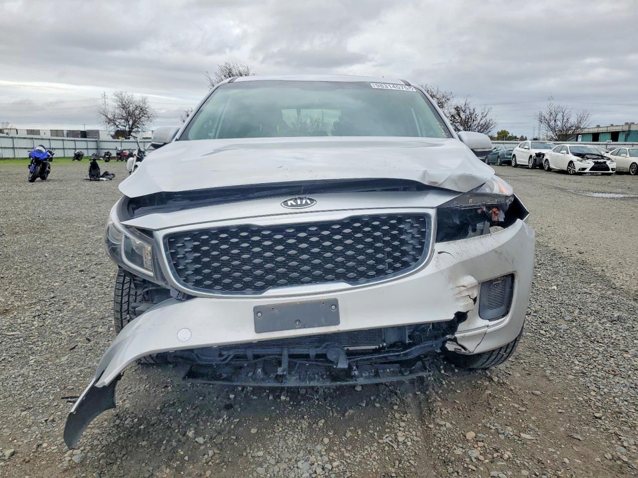 2017 KIA SEDONA LX photo 5