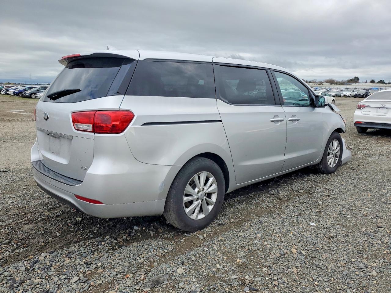 2017 KIA SEDONA LX photo 3