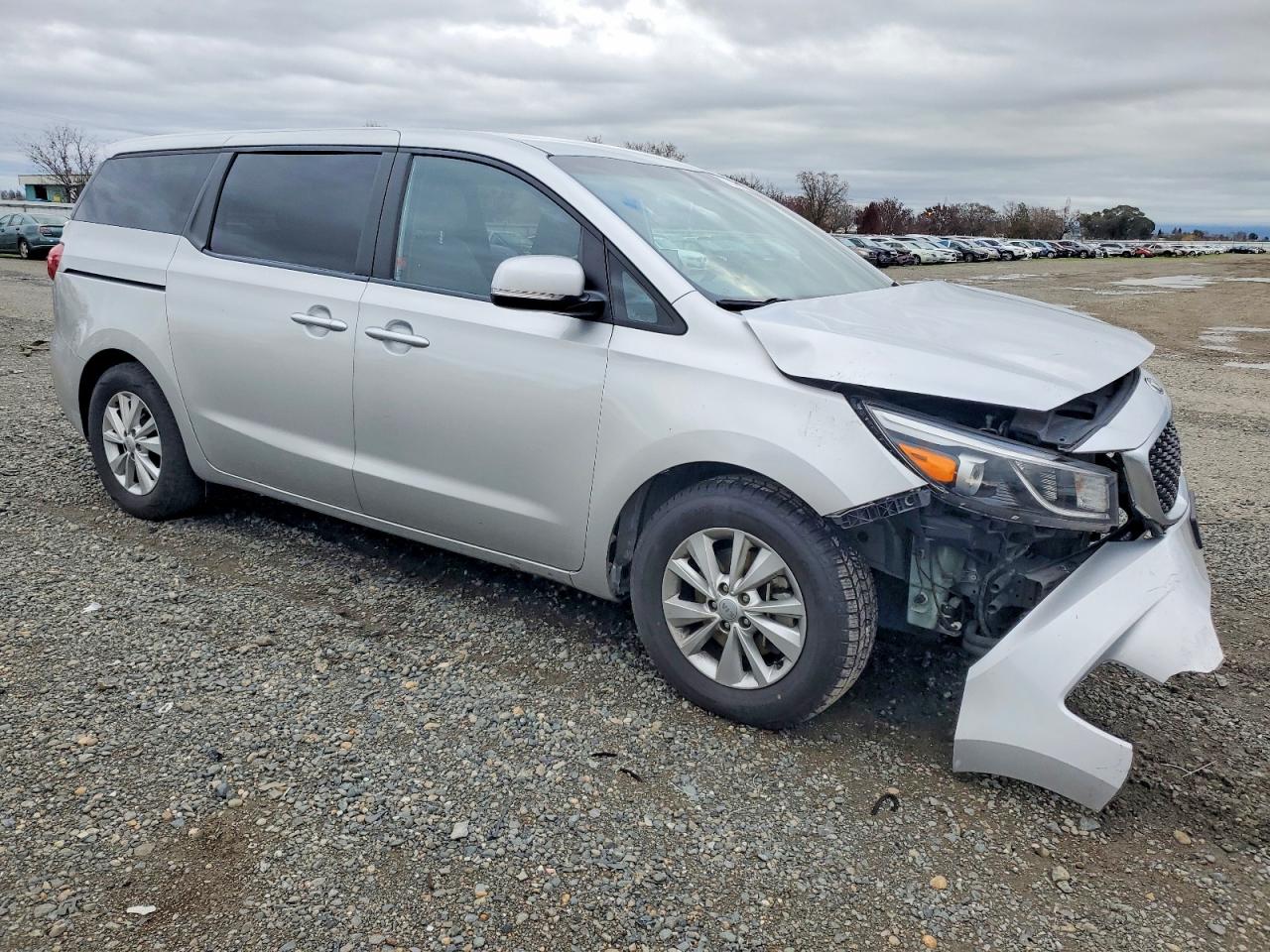 2017 KIA SEDONA LX photo 4