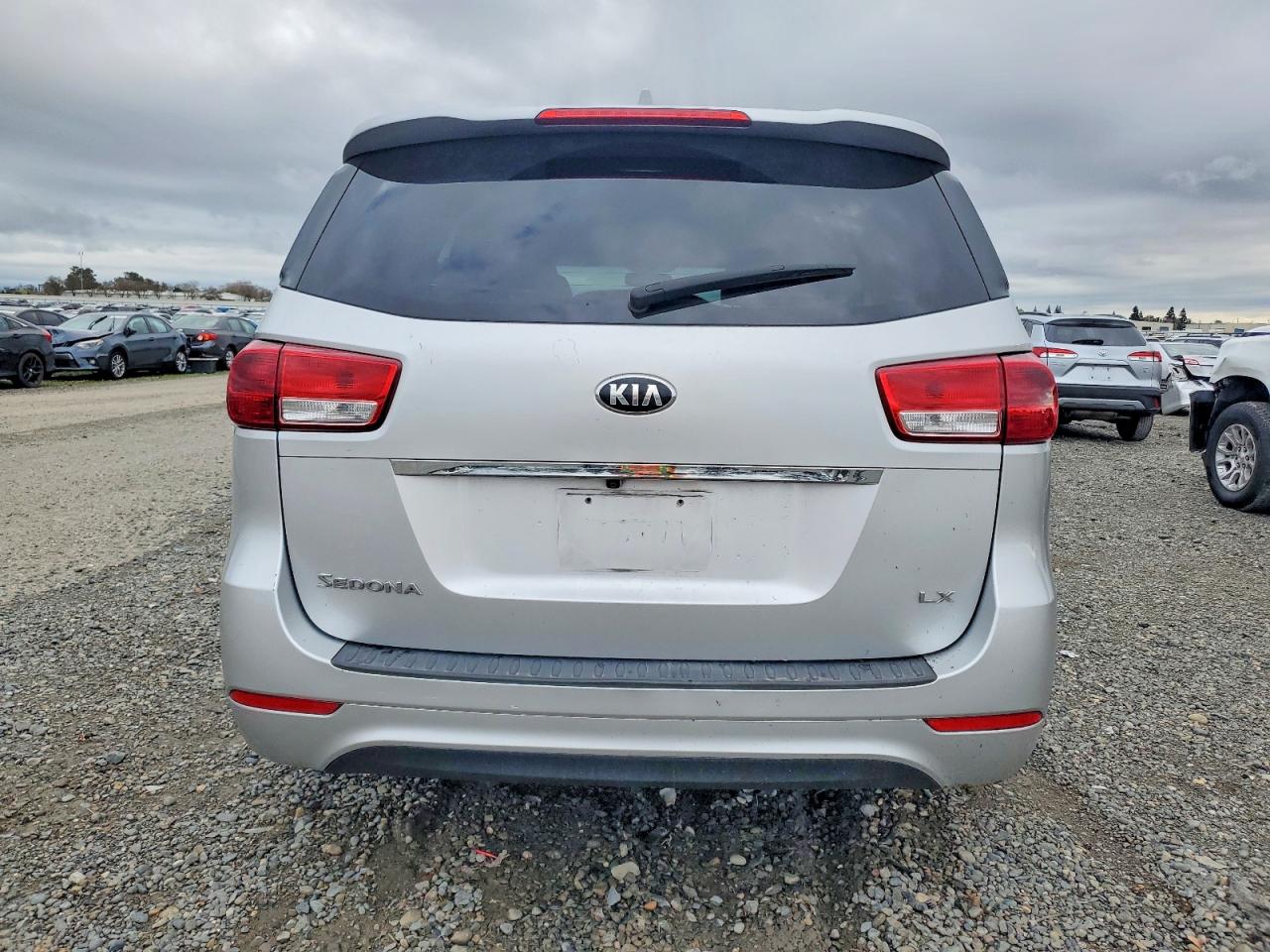 2017 KIA SEDONA LX photo 6