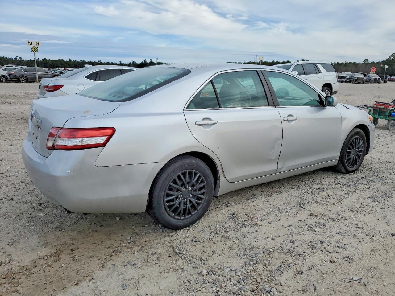 2010 TOYOTA CAMRY BASE photo 3