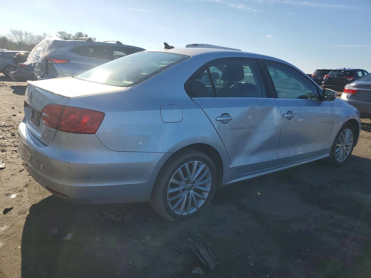 2014 VOLKSWAGEN JETTA photo 3