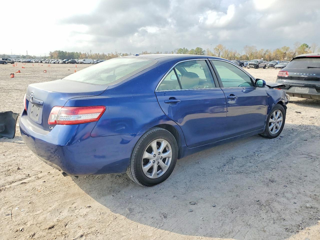 2011 TOYOTA CAMRY BASE photo 3