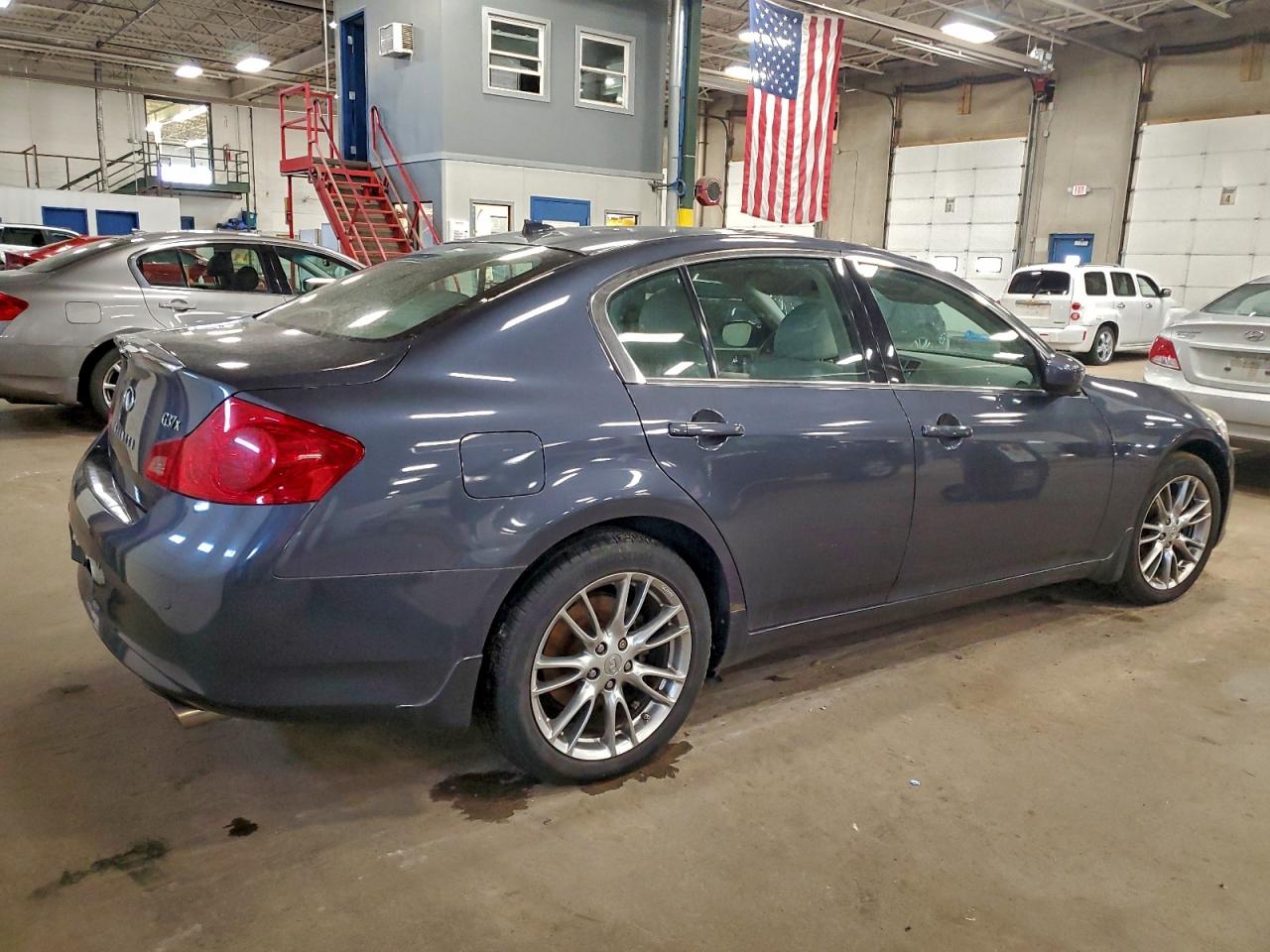 2010 INFINITI G37 photo 5