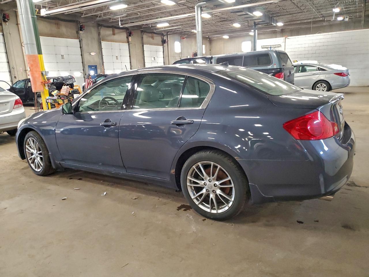 2010 INFINITI G37 photo 3