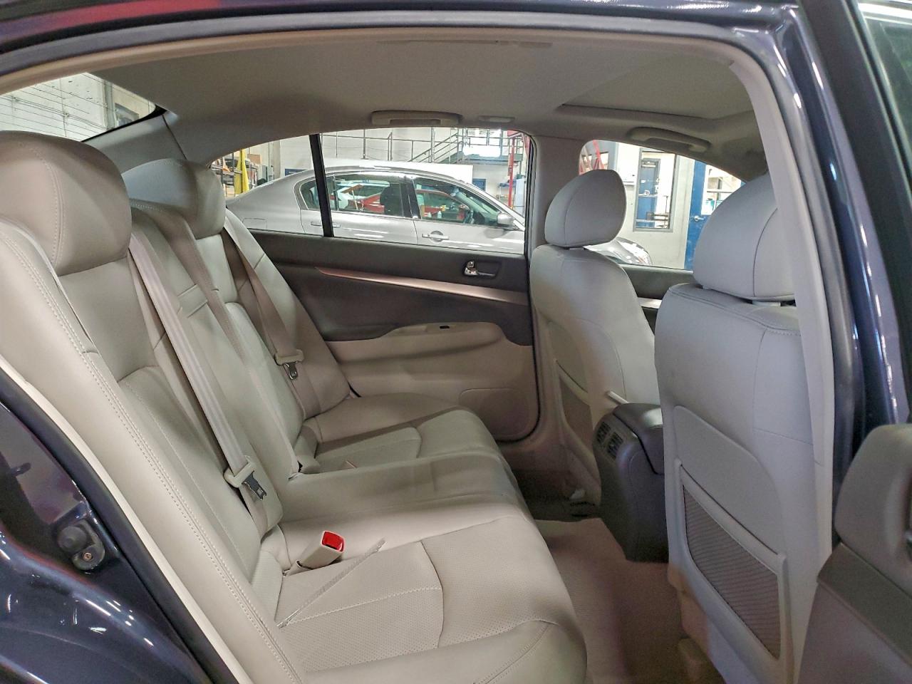 2010 INFINITI G37 photo 19