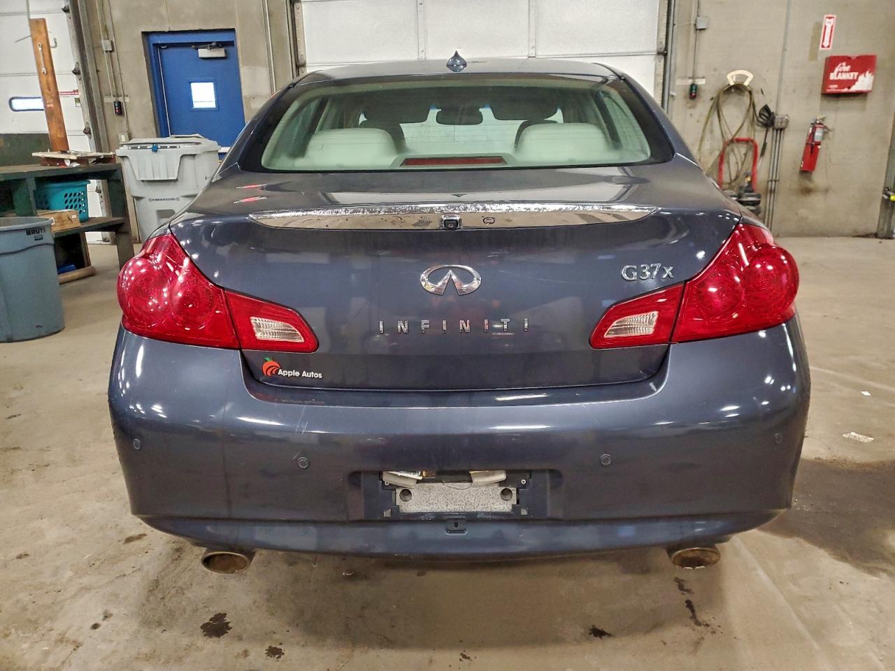 2010 INFINITI G37 photo 11