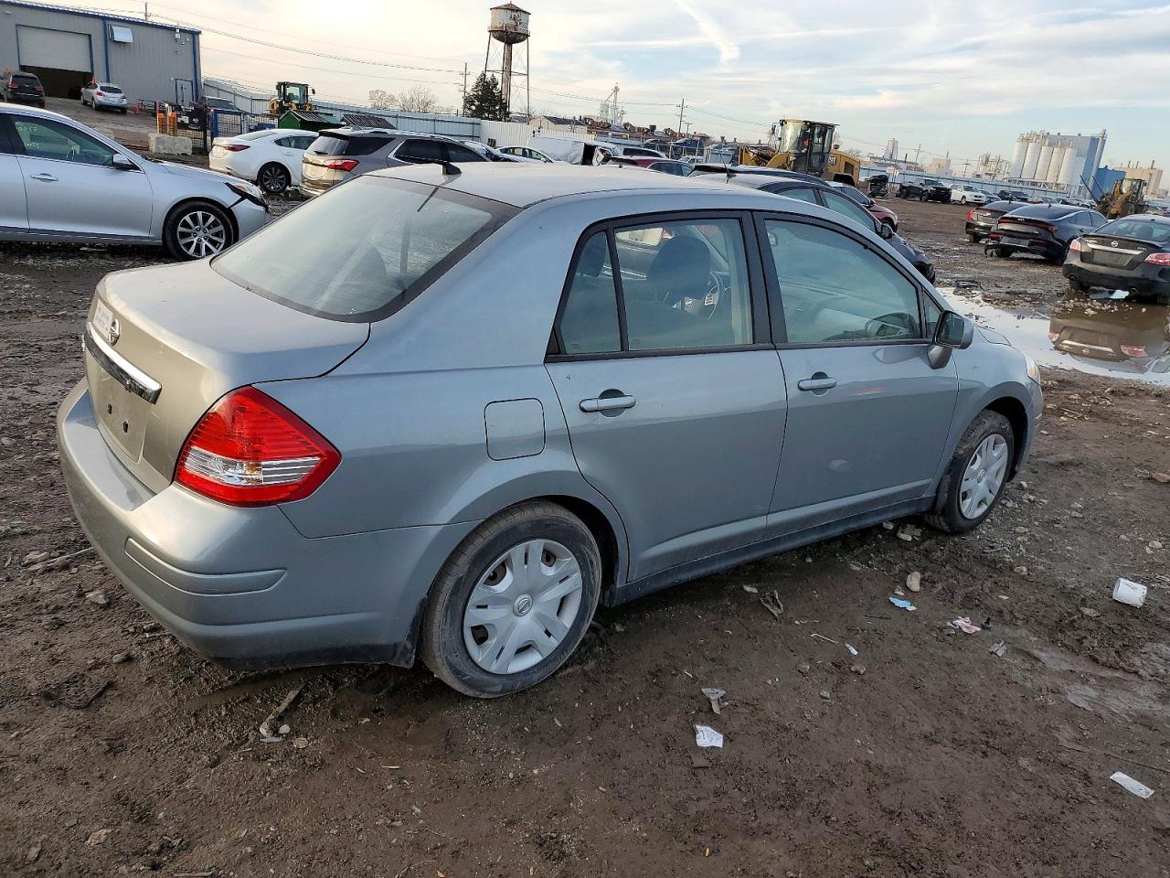 2011 NISSAN VERSA S photo 3