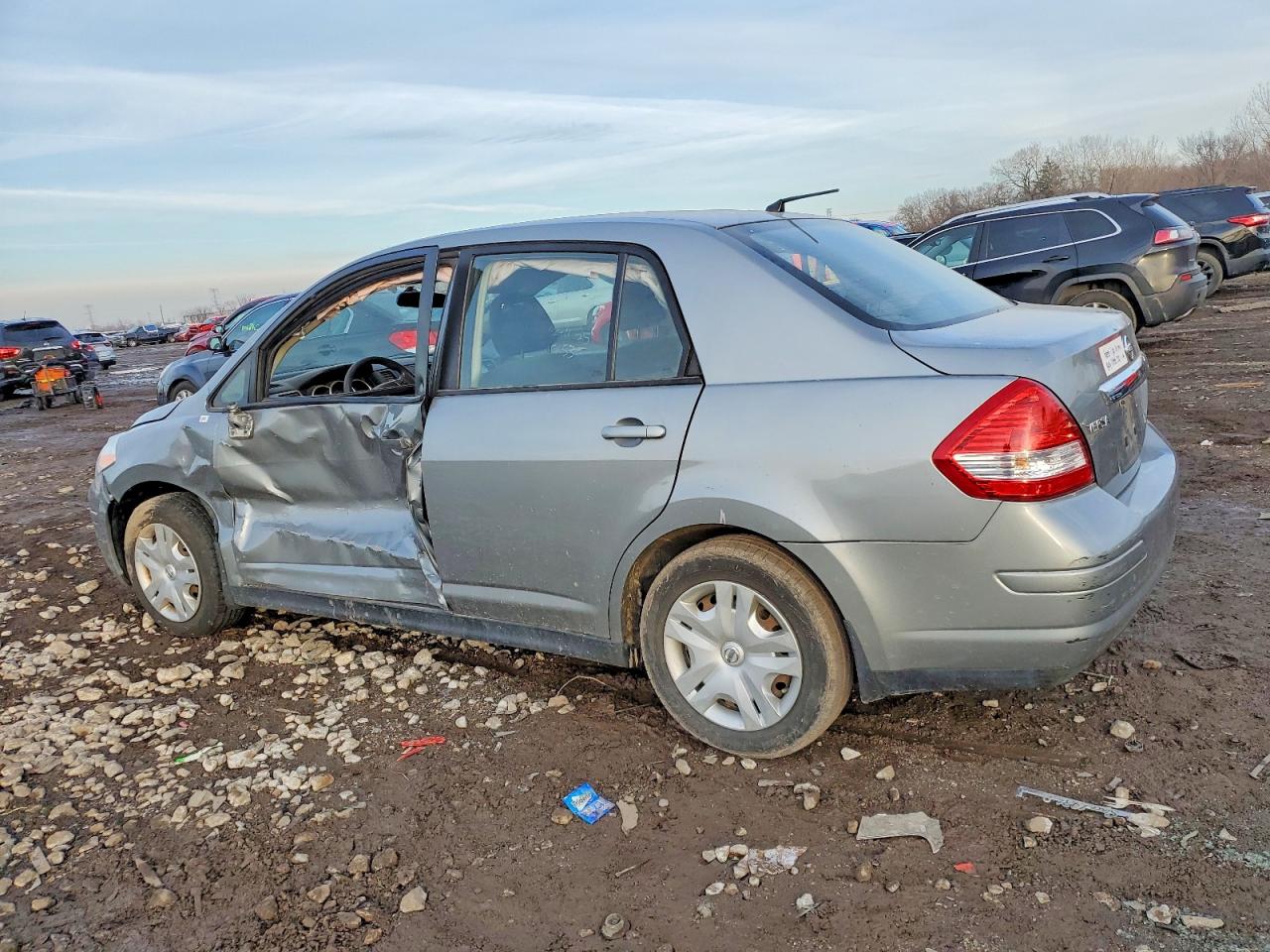 2011 NISSAN VERSA S photo 2