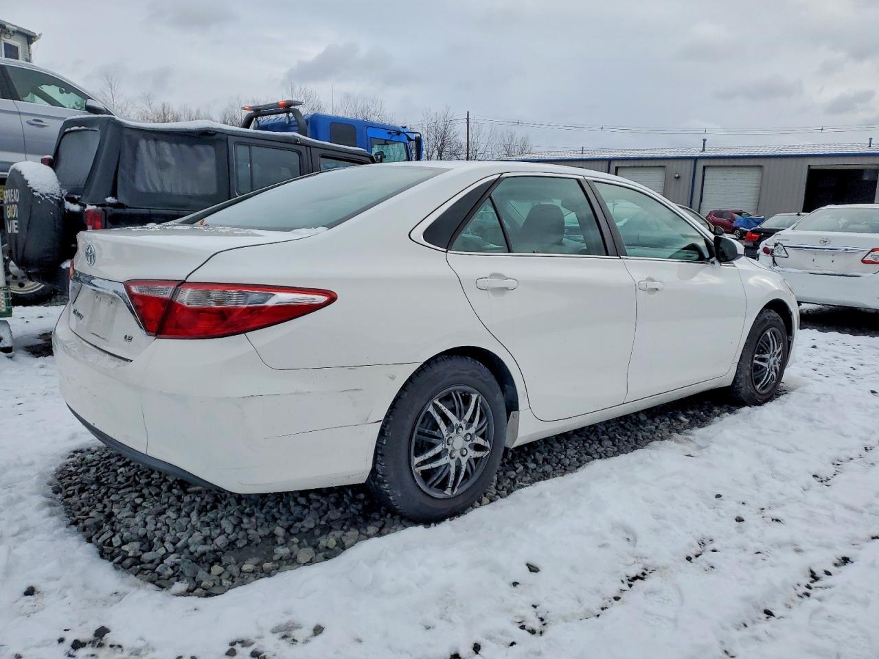 2015 TOYOTA CAMRY LE photo 3