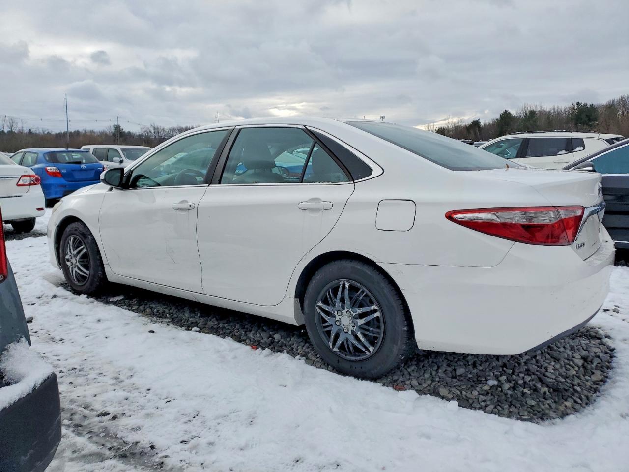 2015 TOYOTA CAMRY LE photo 2