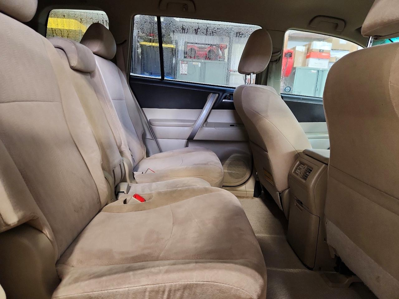 2010 TOYOTA HIGHLANDER SE photo 11