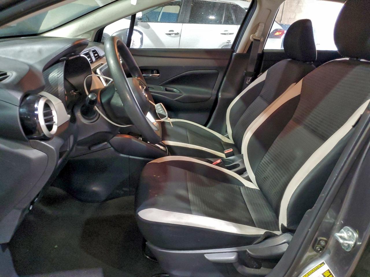 2021 NISSAN VERSA SV photo 7
