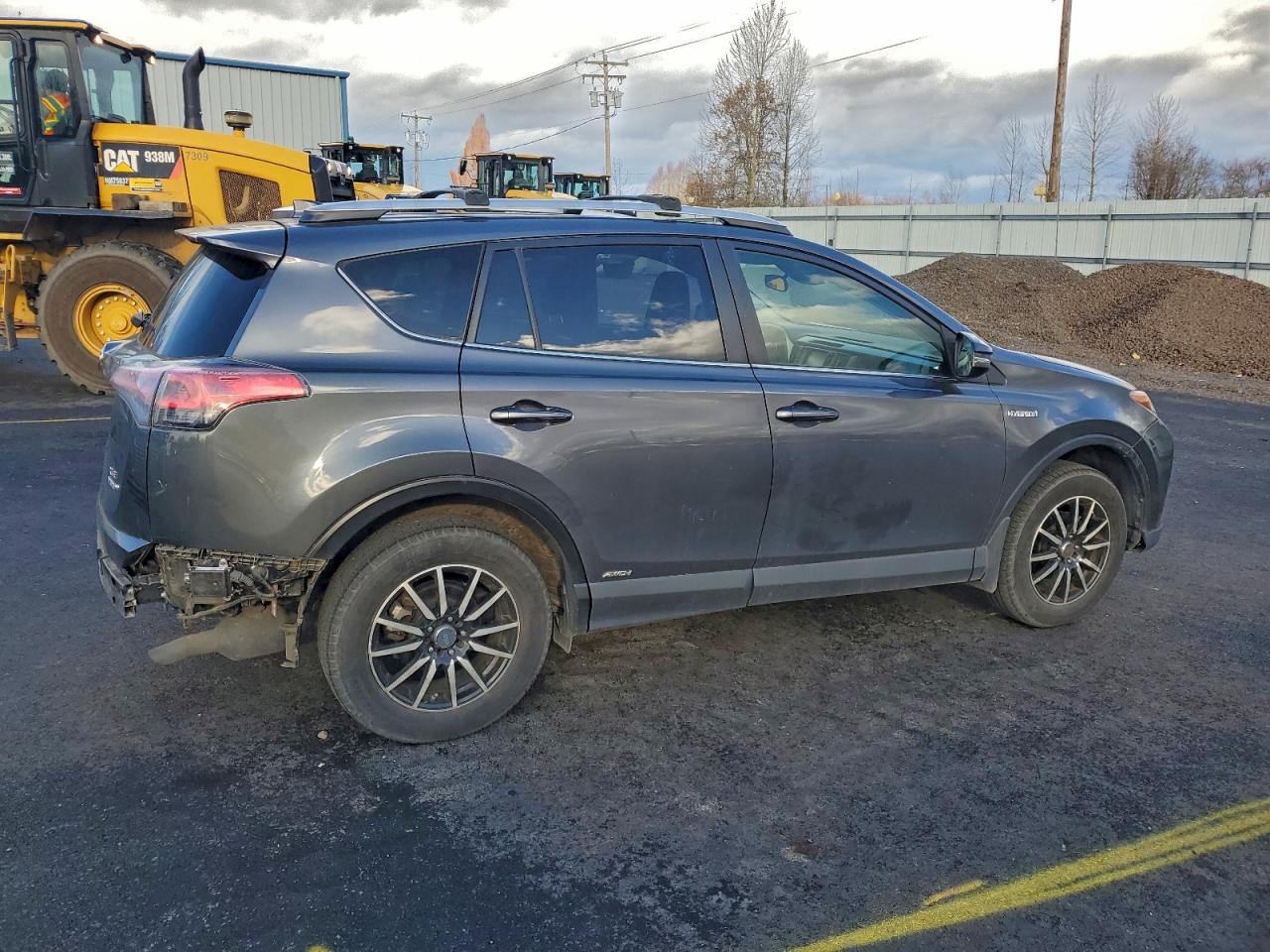 2016 TOYOTA RAV4 HV XLE photo 3