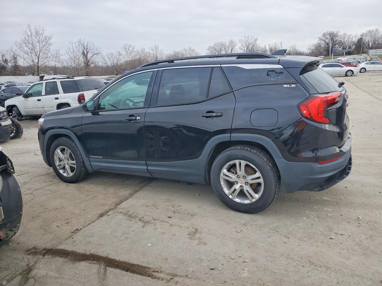 2018 GMC TERRAIN SLE photo 2