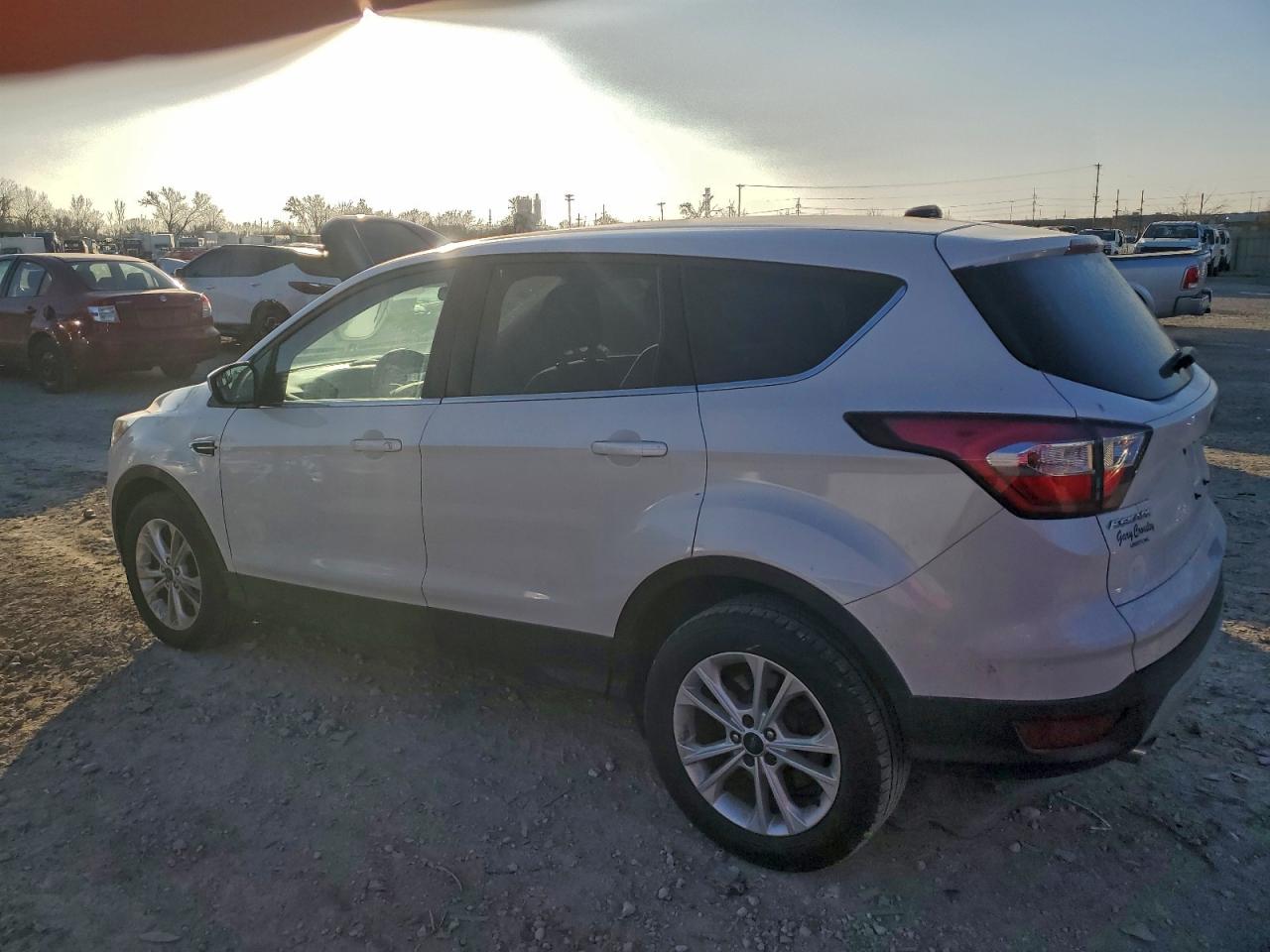 2017 FORD ESCAPE SE photo 2