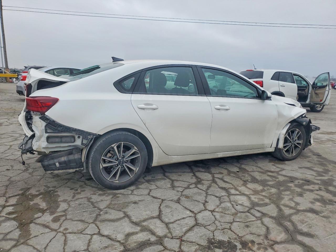 2023 KIA FORTE LX photo 3