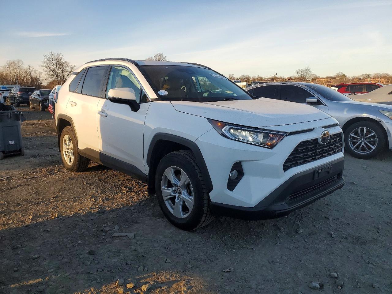 2021 TOYOTA RAV4 XLE photo 4