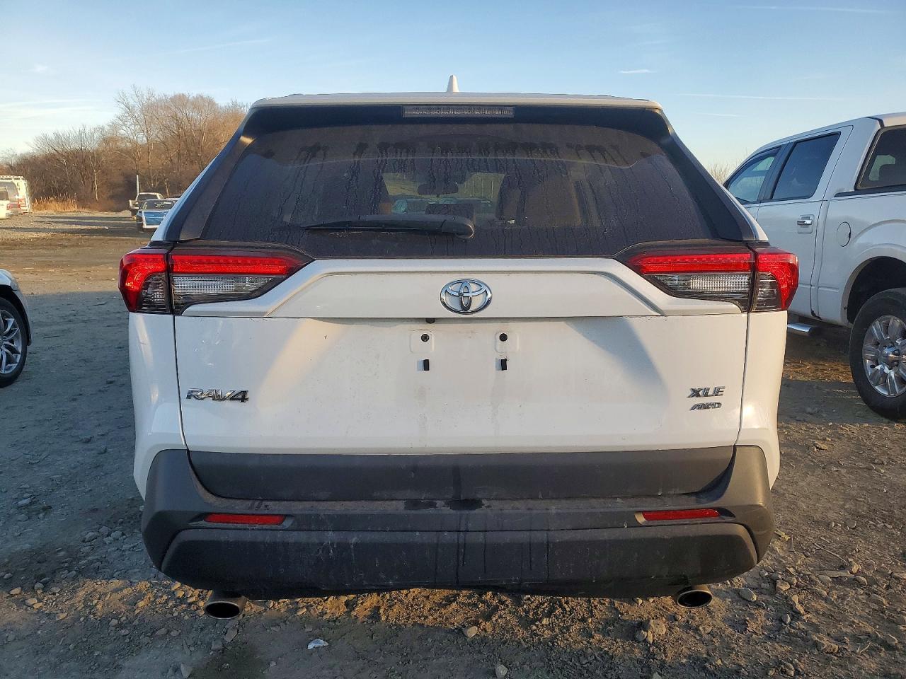 2021 TOYOTA RAV4 XLE photo 6