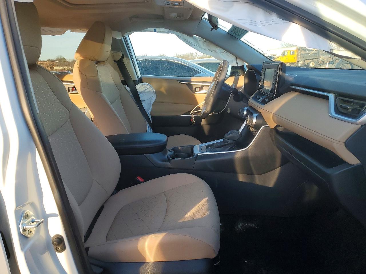 2021 TOYOTA RAV4 XLE photo 7