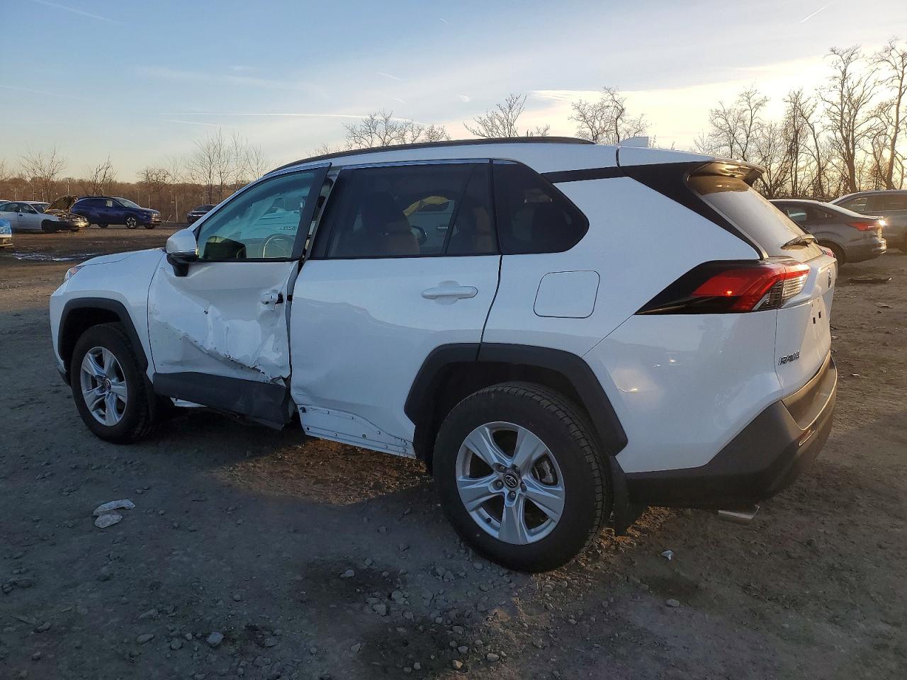 2021 TOYOTA RAV4 XLE photo 2