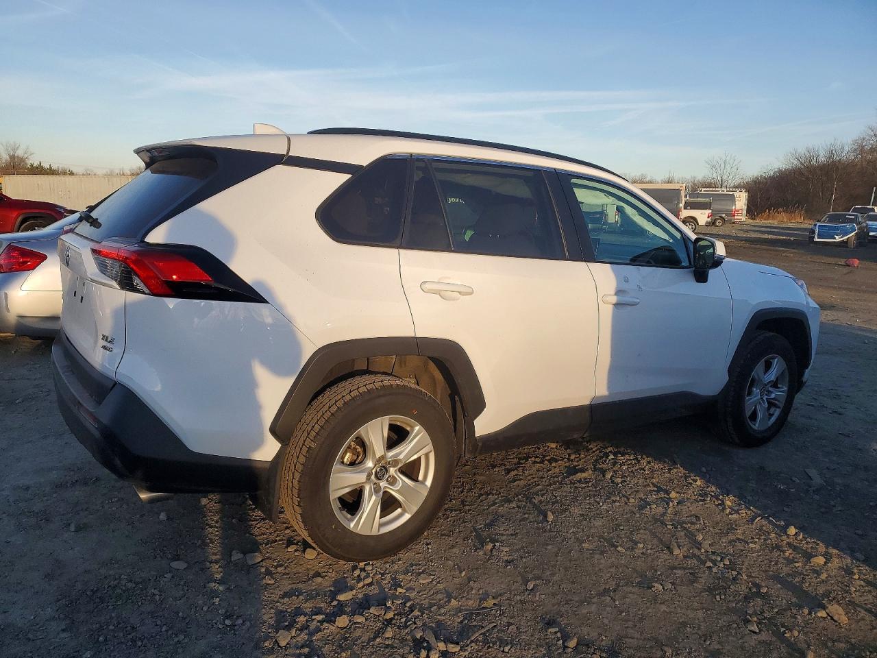 2021 TOYOTA RAV4 XLE photo 3