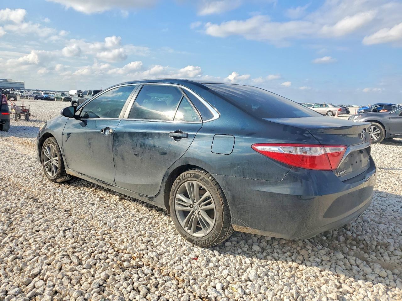 2016 TOYOTA CAMRY LE photo 4