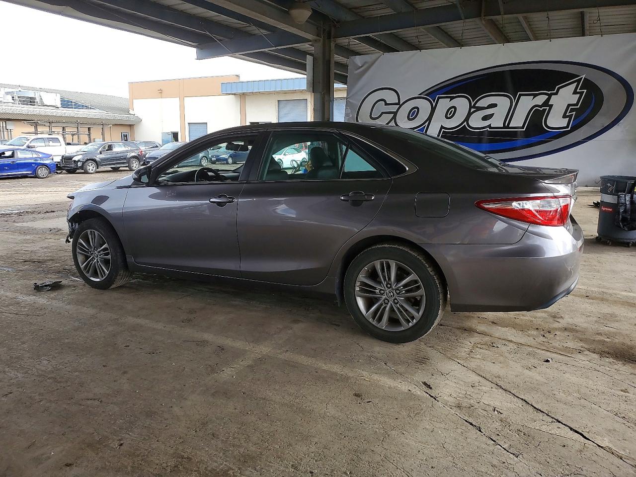 2015 TOYOTA CAMRY LE photo 4