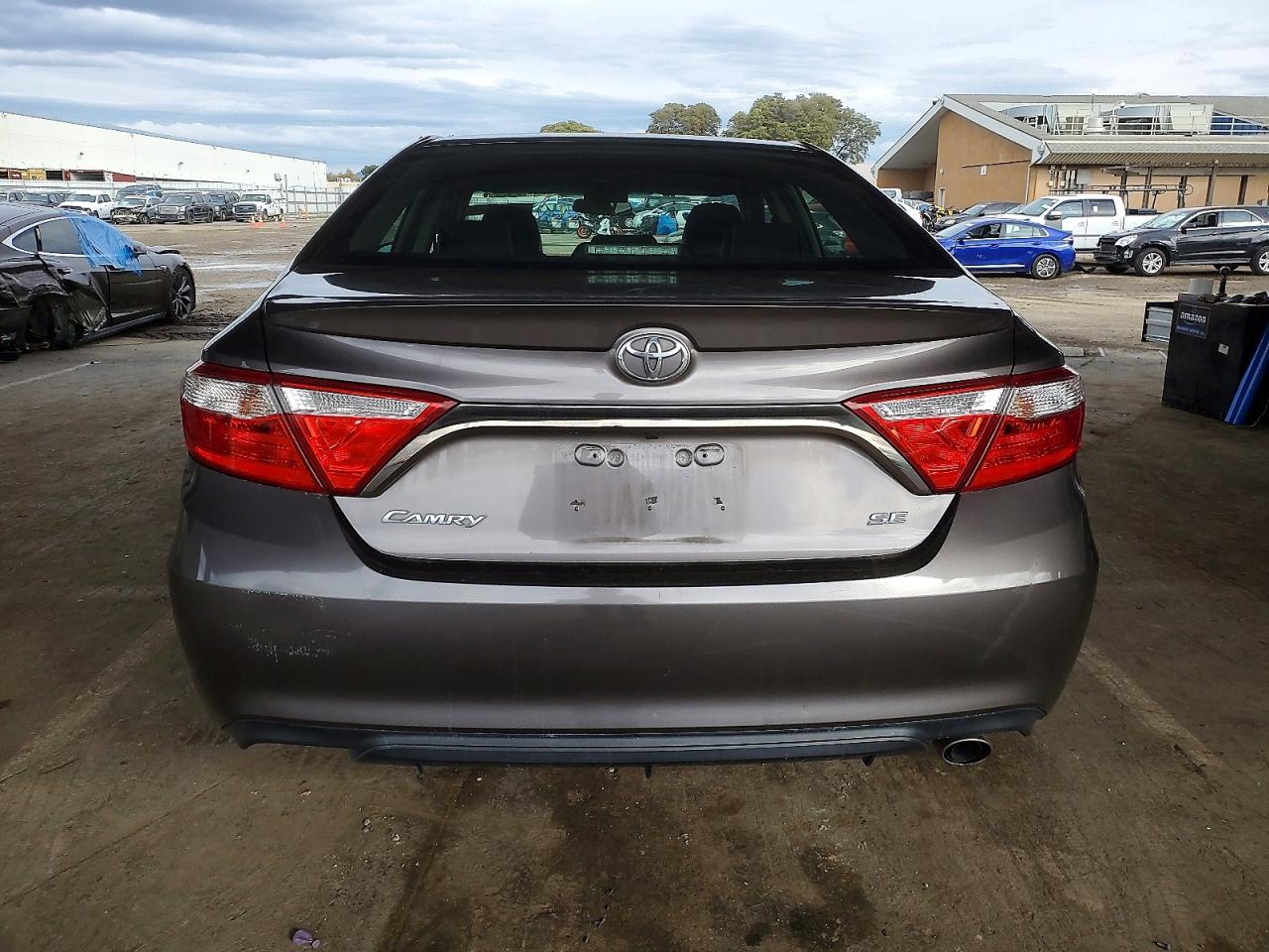 2015 TOYOTA CAMRY LE photo 16