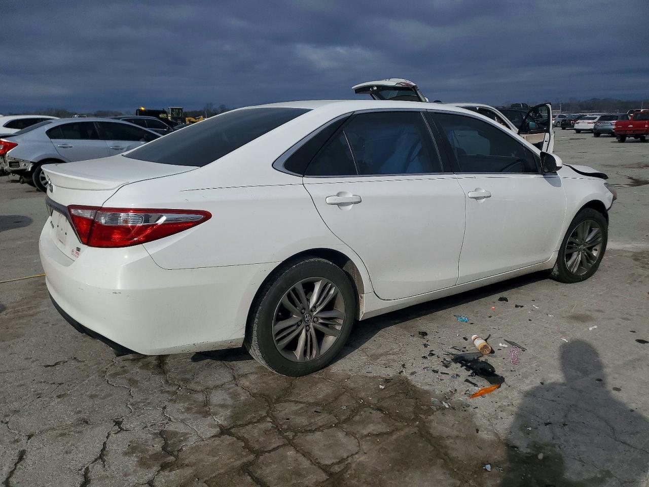 2017 TOYOTA CAMRY LE photo 5