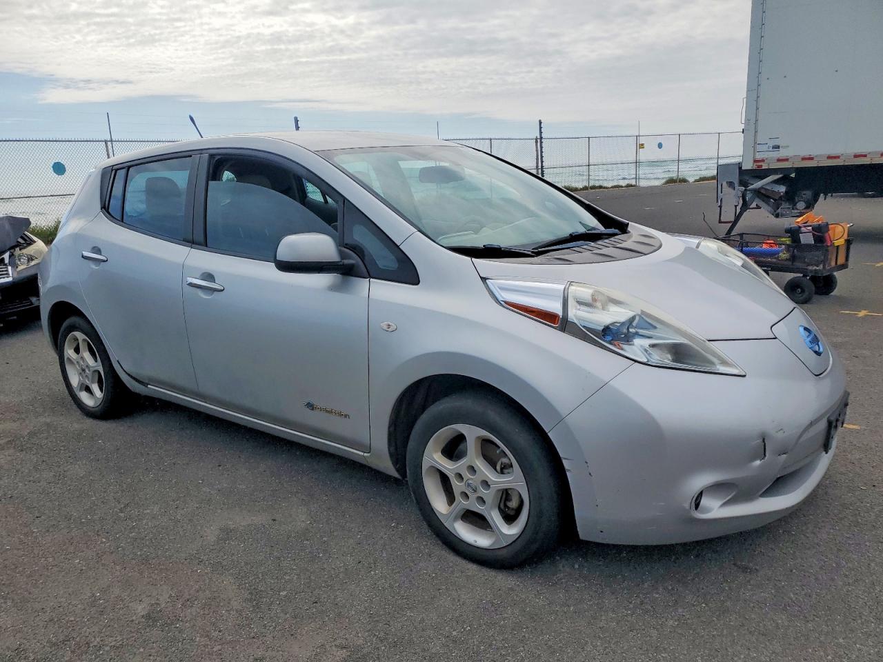 2011 NISSAN LEAF photo 10
