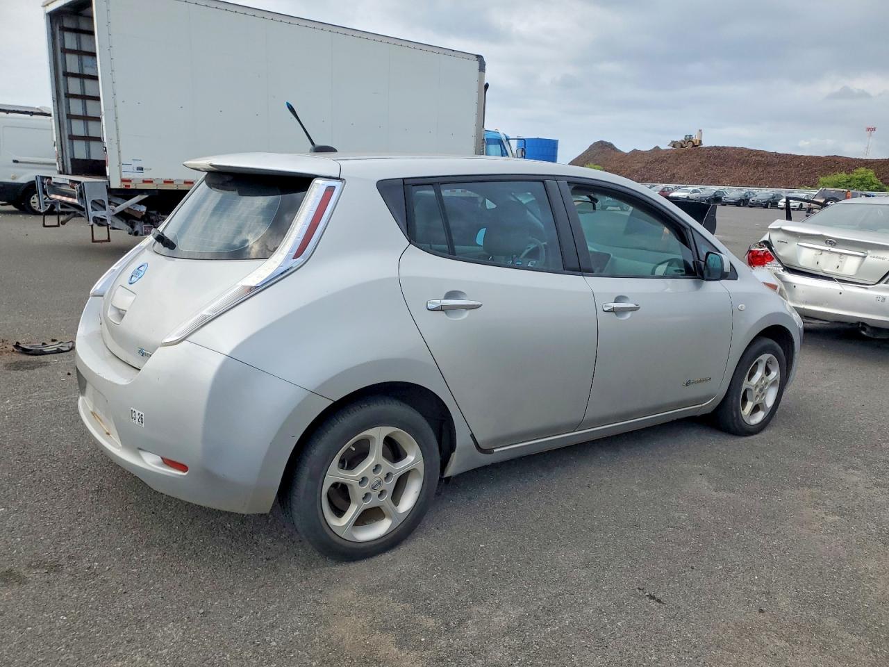 2011 NISSAN LEAF photo 7