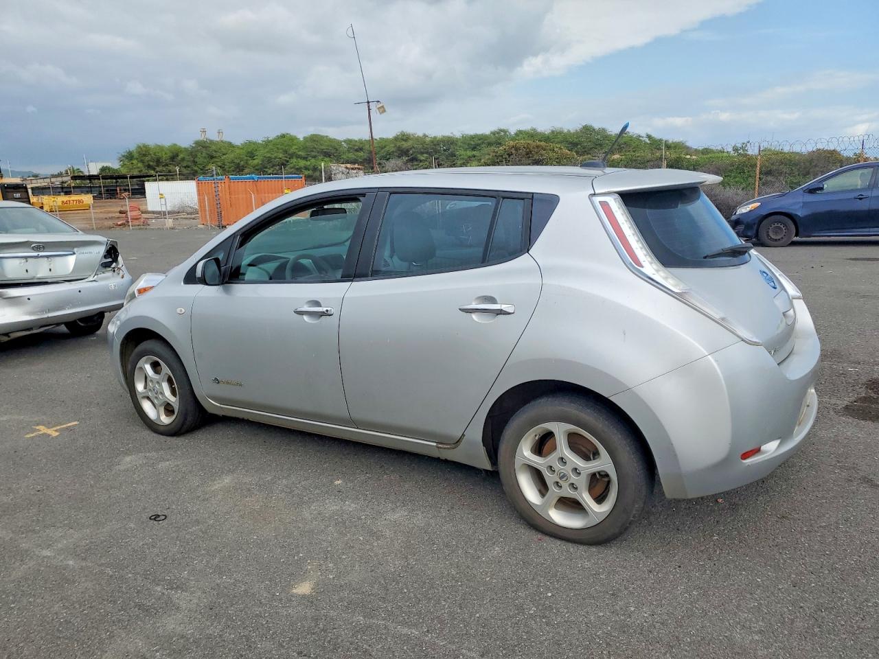 2011 NISSAN LEAF photo 4
