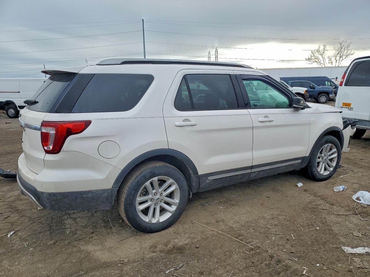 2017 FORD EXPLORER XLT photo 3