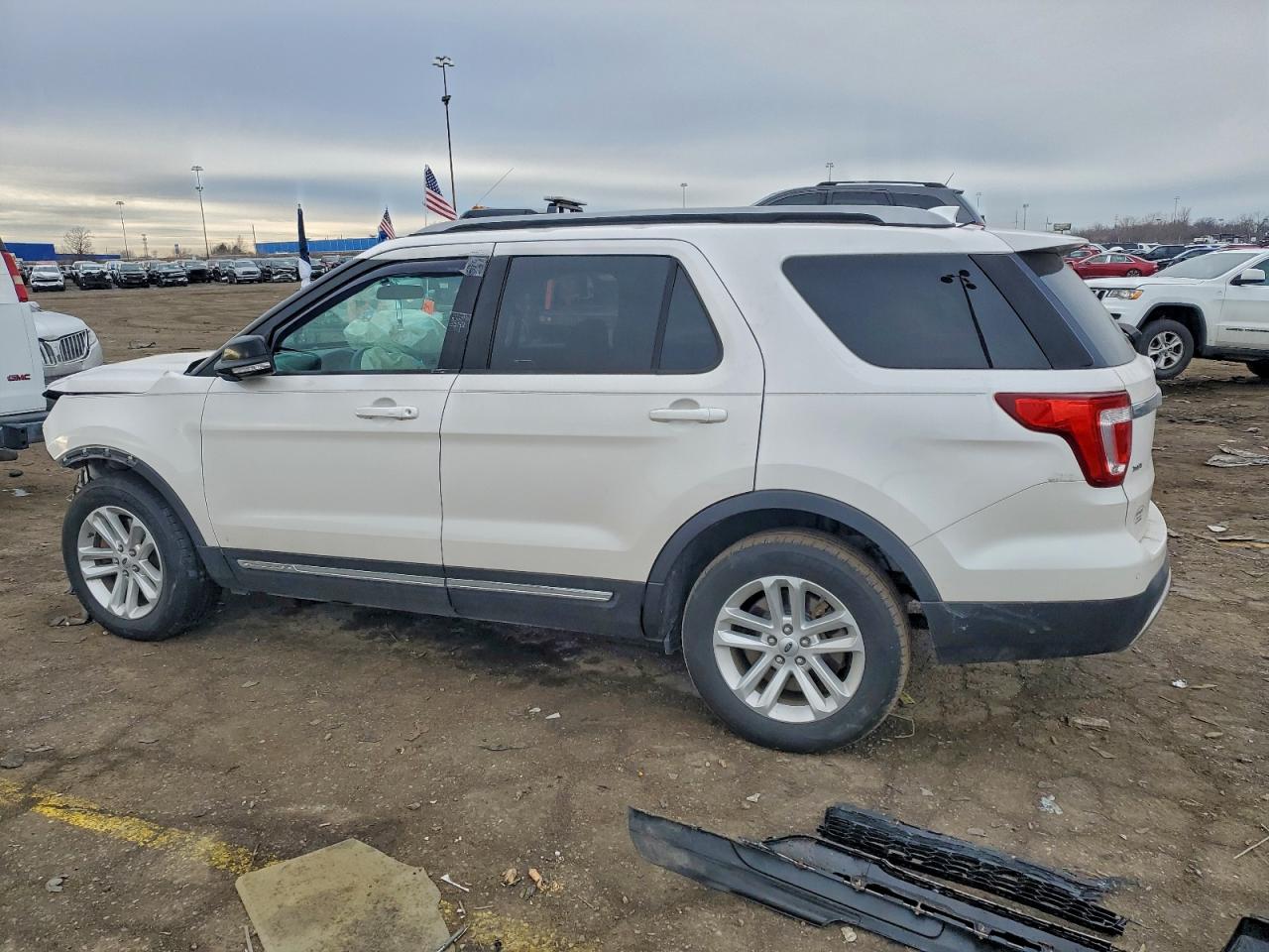 2017 FORD EXPLORER XLT photo 2