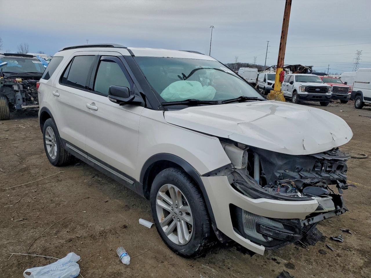 2017 FORD EXPLORER XLT photo 4