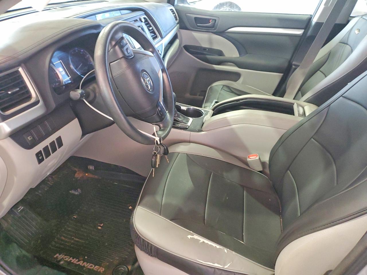 2017 TOYOTA HIGHLANDER LE photo 7