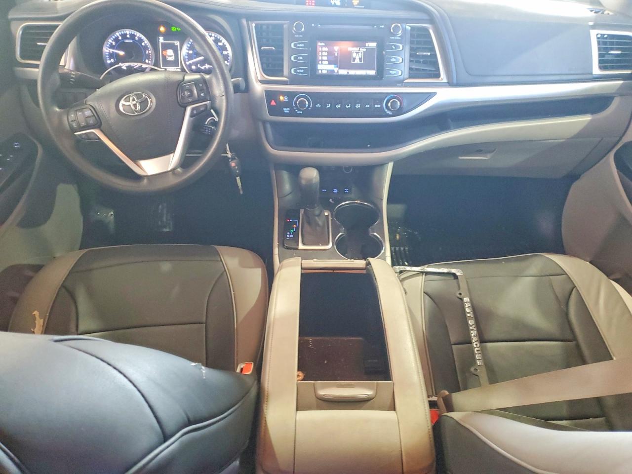 2017 TOYOTA HIGHLANDER LE photo 8
