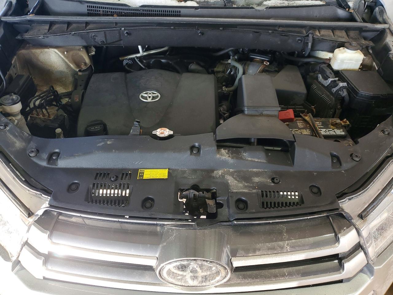 2017 TOYOTA HIGHLANDER LE photo 12