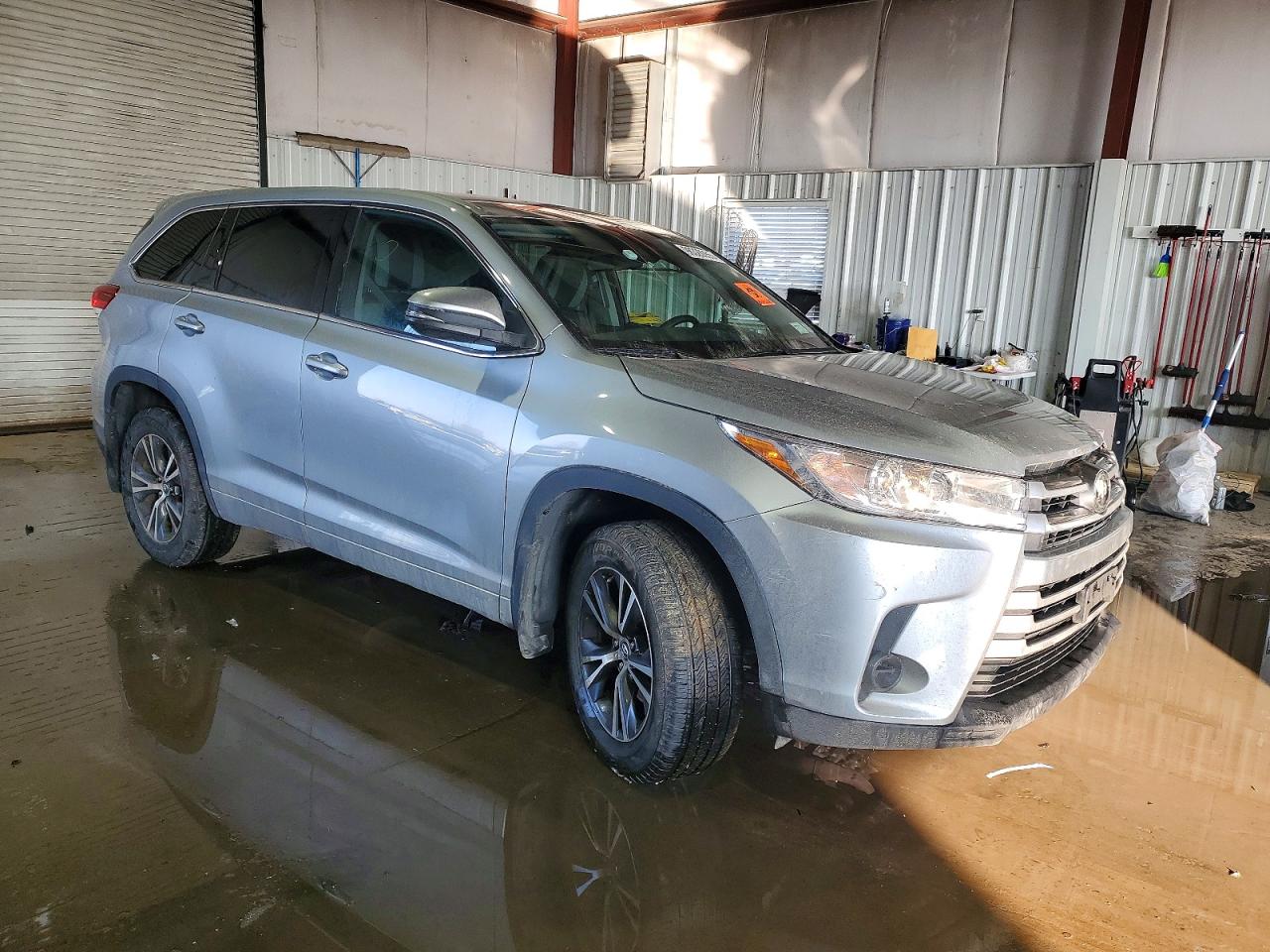 2017 TOYOTA HIGHLANDER LE photo 4