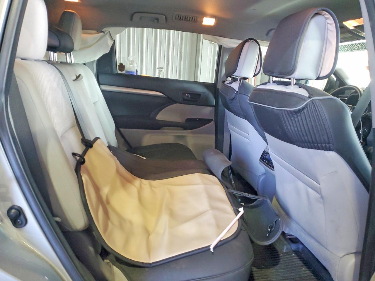 2017 TOYOTA HIGHLANDER LE photo 11