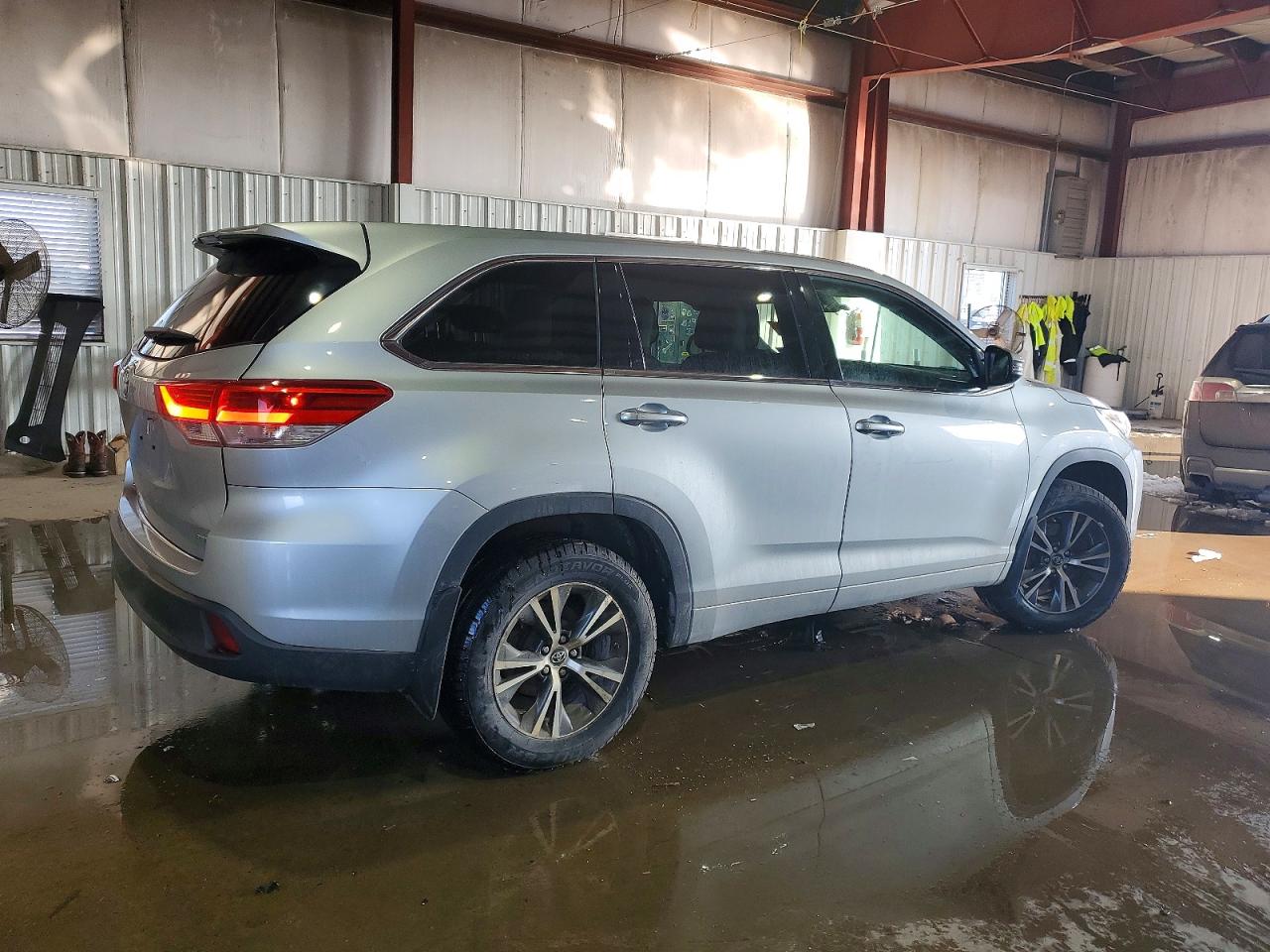 2017 TOYOTA HIGHLANDER LE photo 3